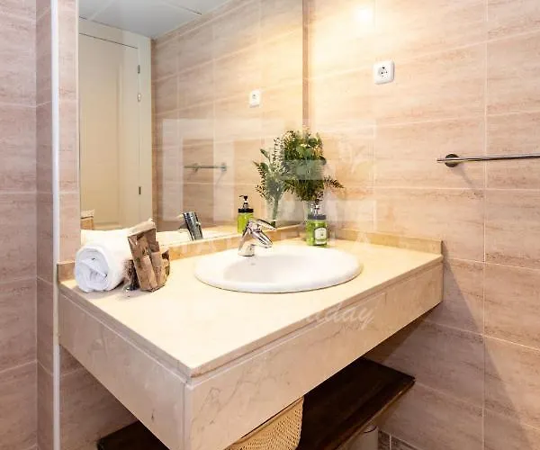 Amplio Planta Jardin Nagueles 아파트